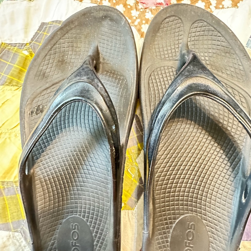 WOMENS SIZE 7 OOFOS